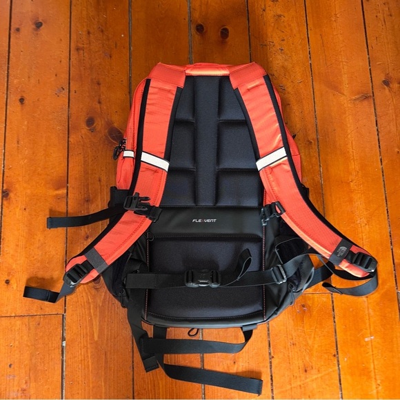 ***NWT*** The North Face Borealus Bold Orange & Black Backpack - Picture 4 of 9